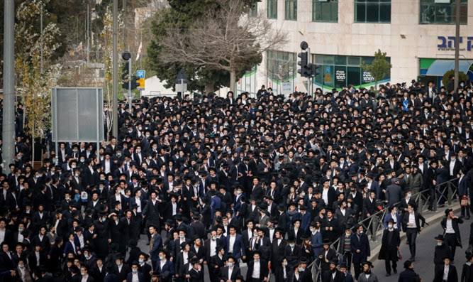 Myraids Of People Appear At The Funeral Of Major Israeli Rabbi