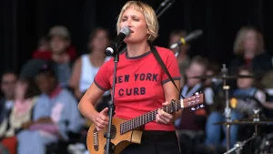 Groundbreaking musician Jill Sobule dies in house fire.
