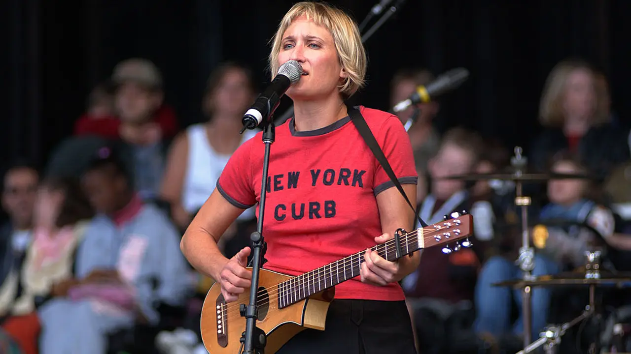 Groundbreaking musician Jill Sobule dies in house fire.