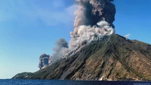Massive plume of ash, gas spews from Italy’s Mount Etna.