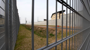 Prisoner in France escapes in his cellmate’s bag.
