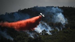 Marseille fire forces hundreds to evacuate, destroys homes and grounds flights.