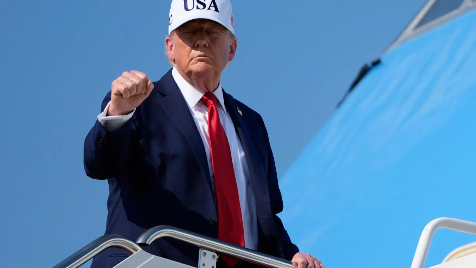 Trump tours Texas flood damage as disaster tests vow to shutter Fema.