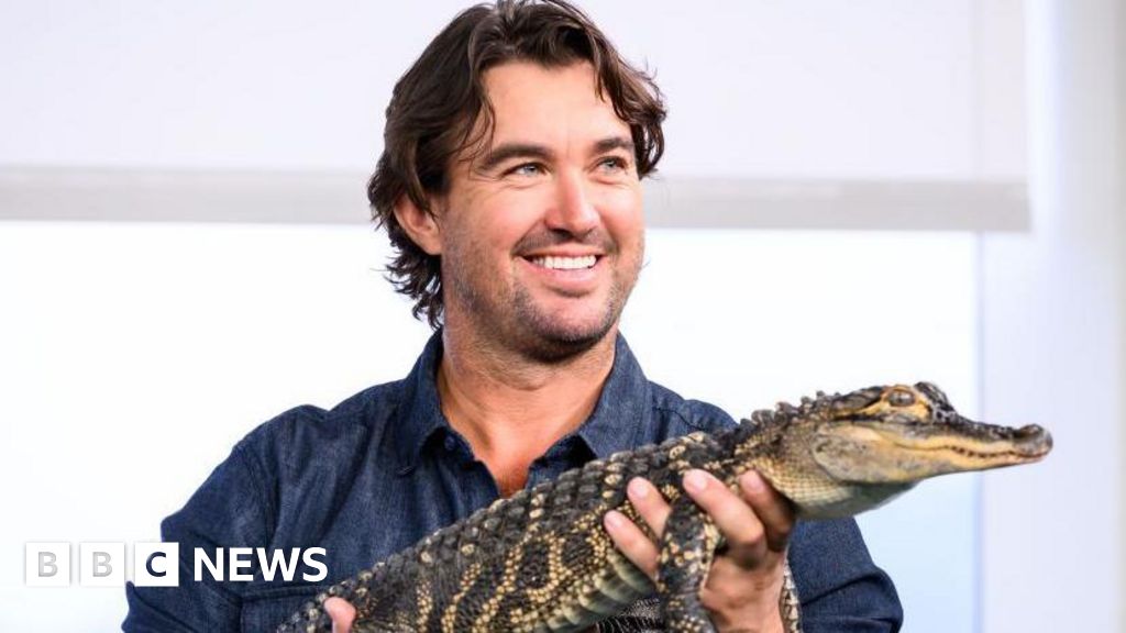 Famous croc wrangler urged friends to 'torch' evidence, trial hears.