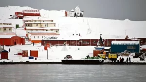 US pilot and influencer released from Chilean air base in Antarctica.