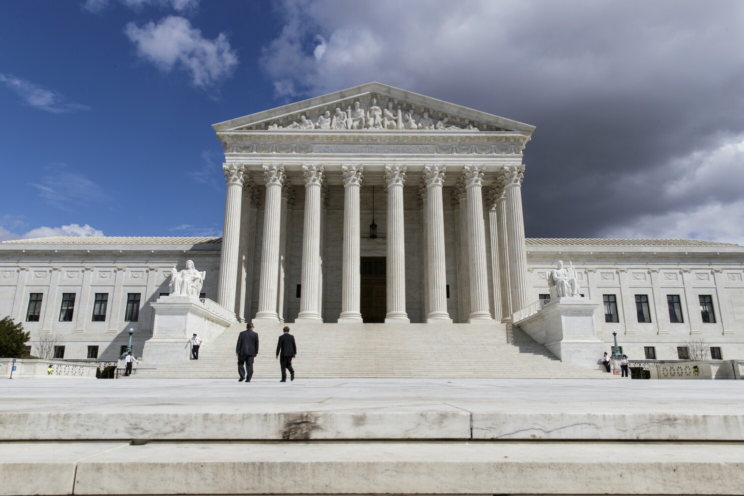 US Supreme Court ruling lets Trump fire top official on FTC.