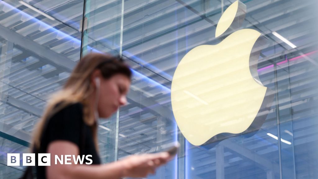 Apple pulls US immigration official tracking apps.