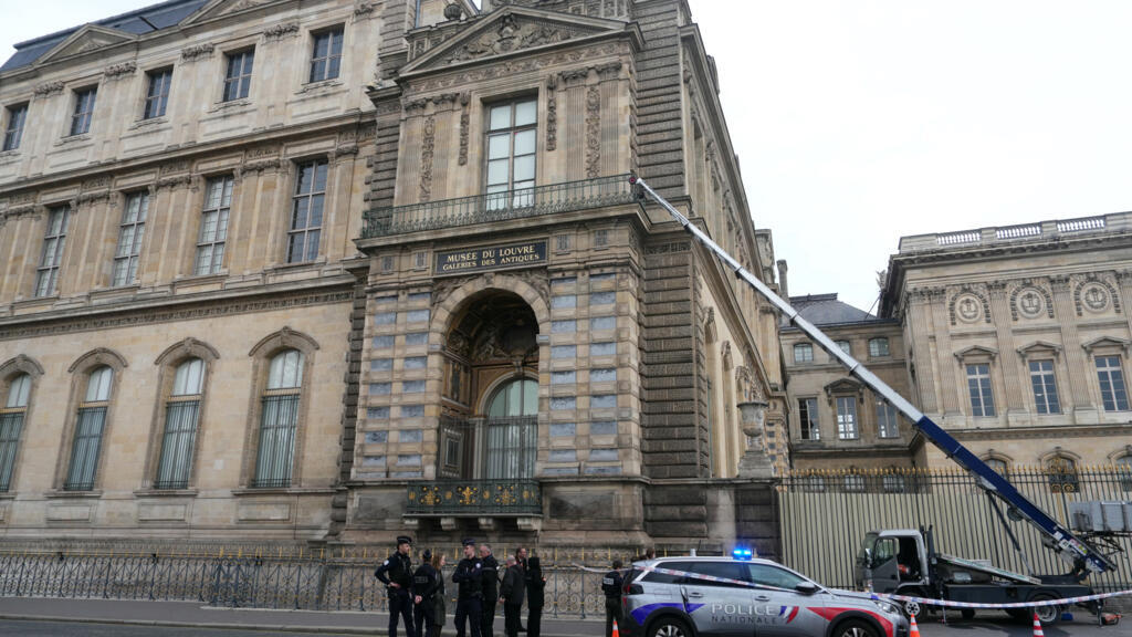 French police hunt Louvre jewel thieves.