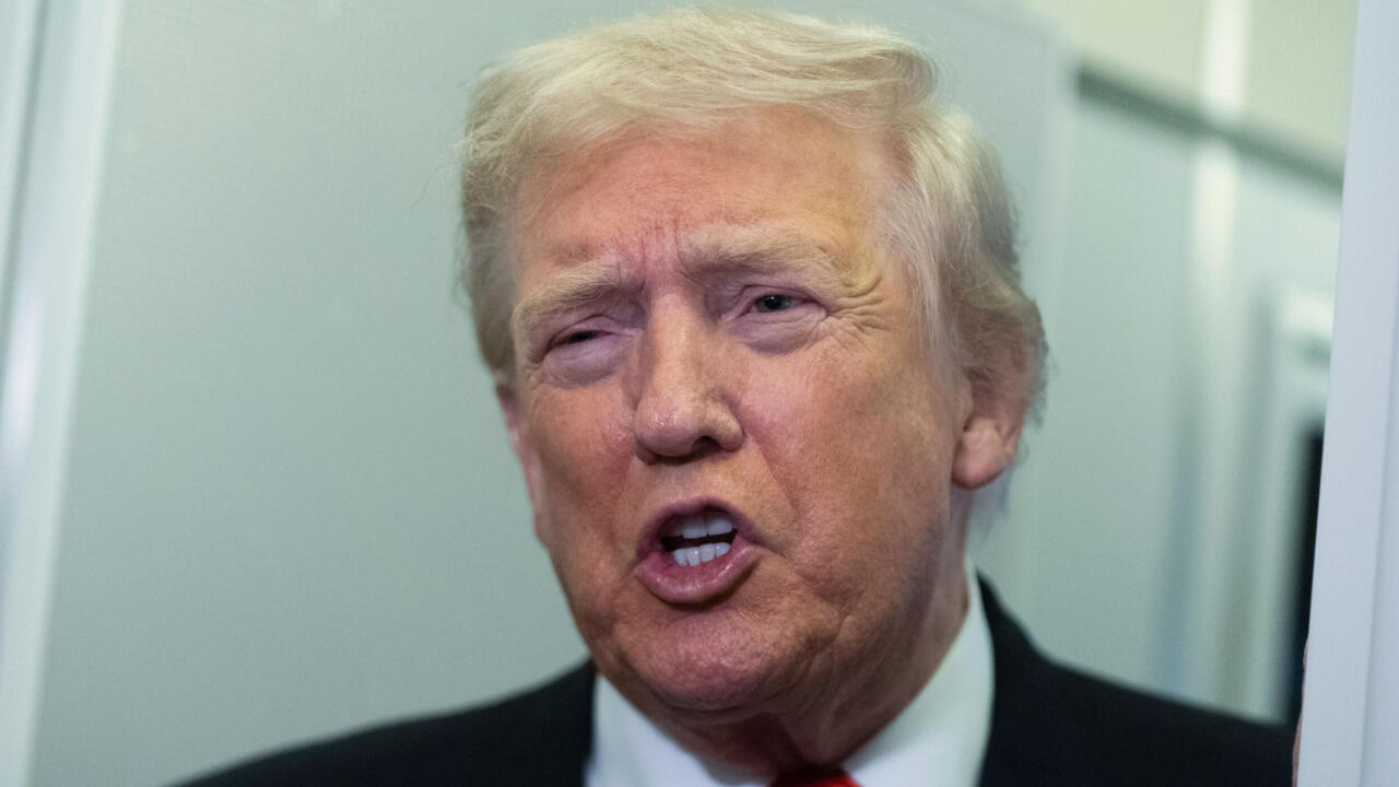 Trump backs Cuomo for New York City mayor and threatens to cut funding if Mamdani wins.