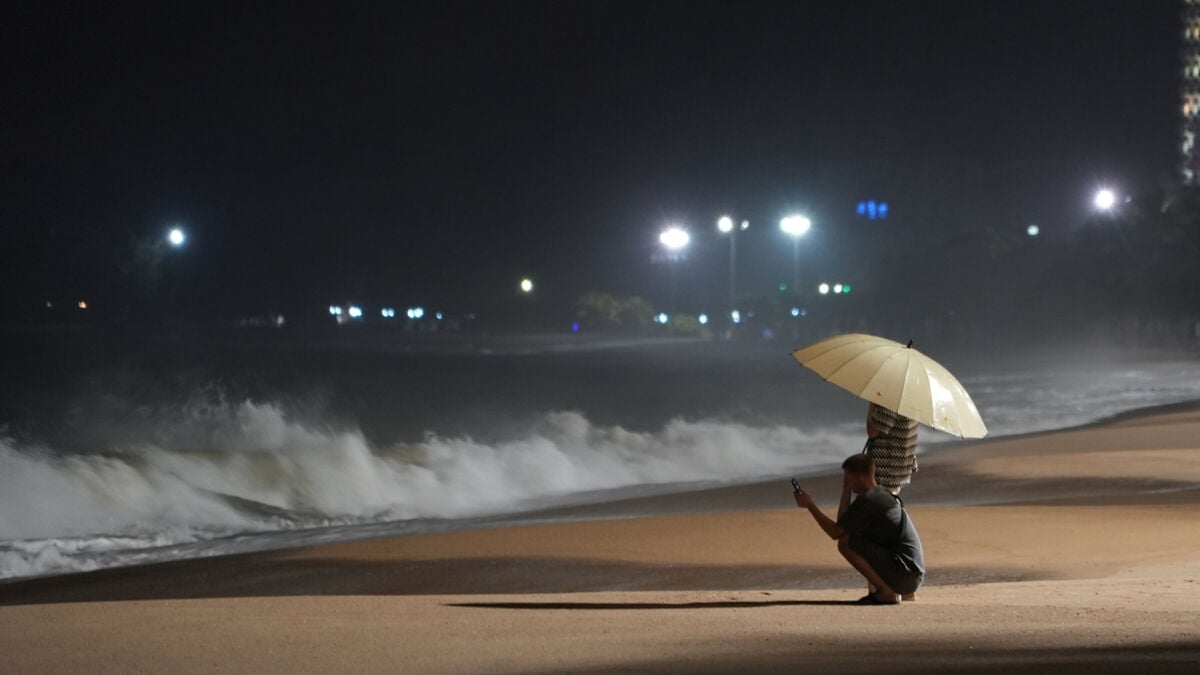 Three Men Tread Water For 100Km in Typhoon Off Vietnam and Survive.