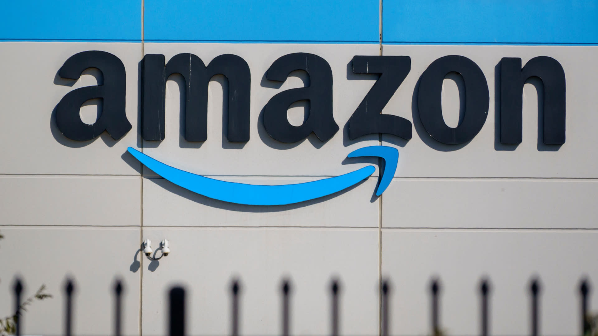 Amazon blocks 1,800 job applications from suspected North Korean agents.