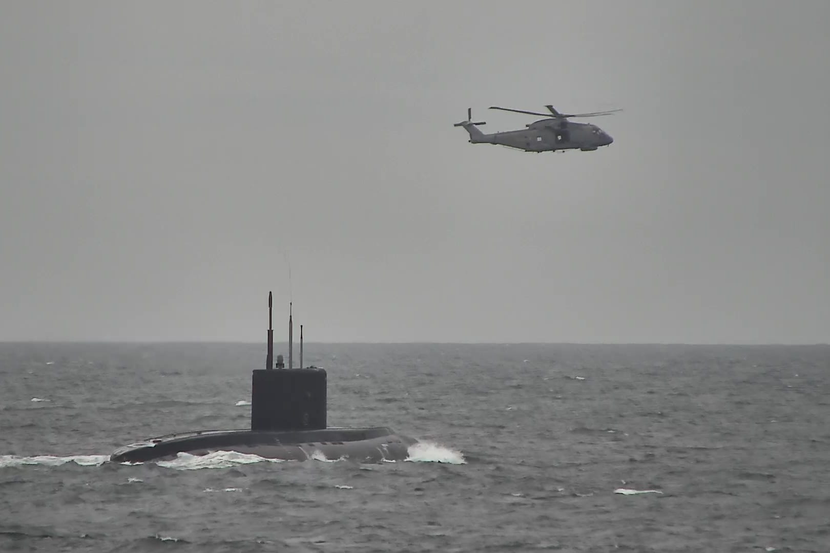UK and Norway form naval alliance to hunt Russian submarines.