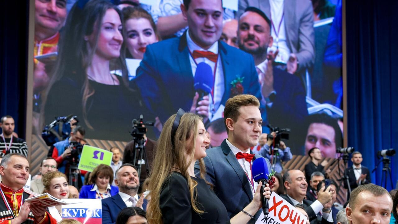 Journalist proposes to girlfriend during Putin’s TV marathon.