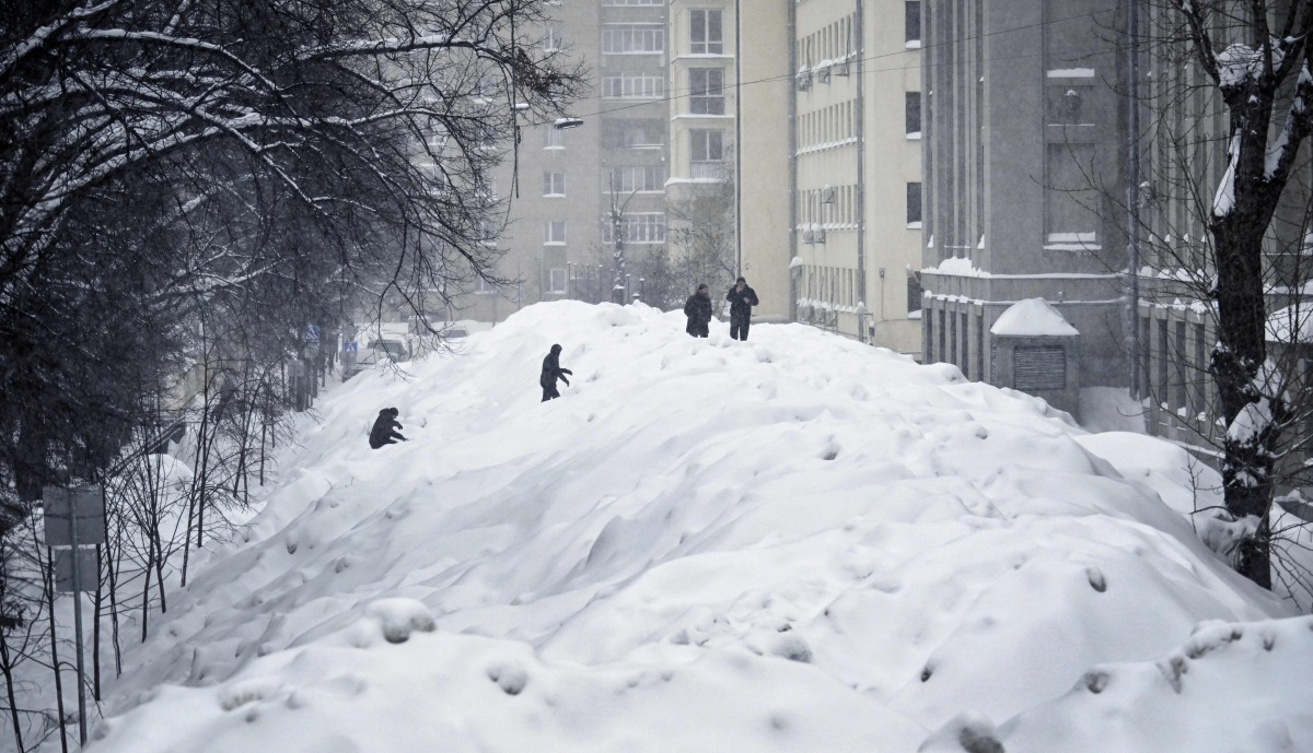 Moscow records heaviest snowfall in over 200 years.