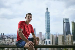 Climber Alex Honnold scales 101-floor skyscraper without safety gear.