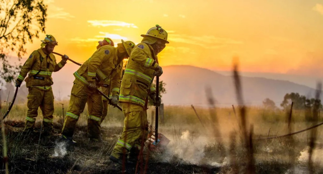 One person dead and 300 buildings destroyed in Australia bushfires.