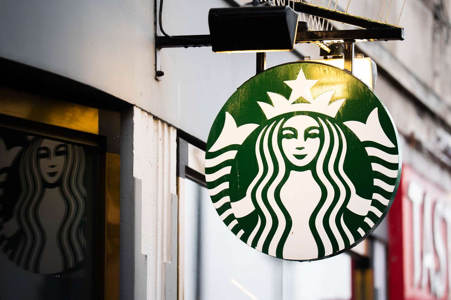 Starbucks bets on robots to brew a turnaround in customers.