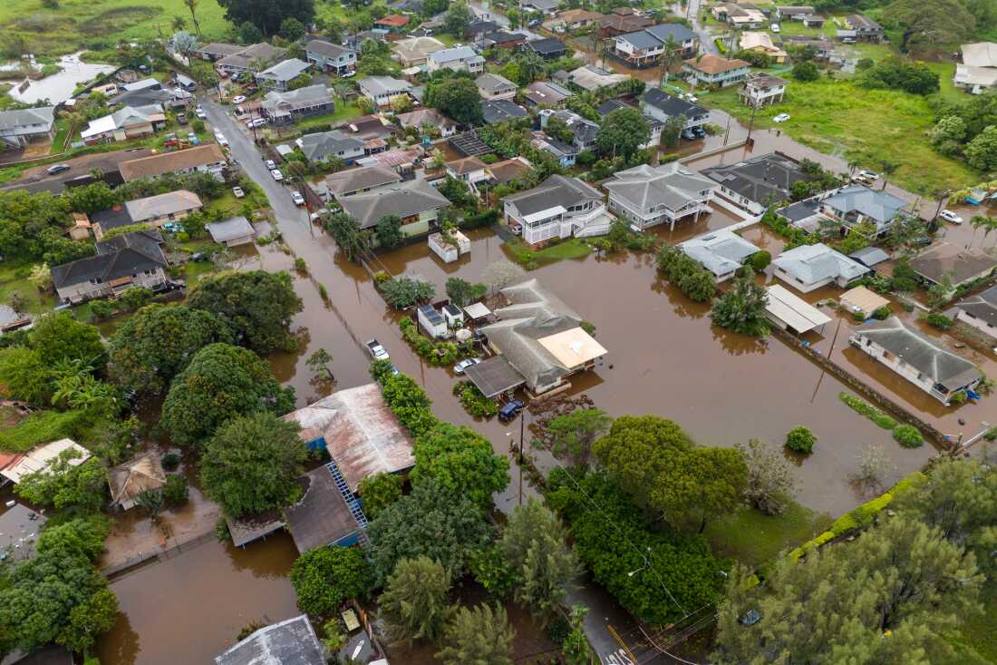 Thousands evacuated as Hawaii faces worst flooding in 20 years.