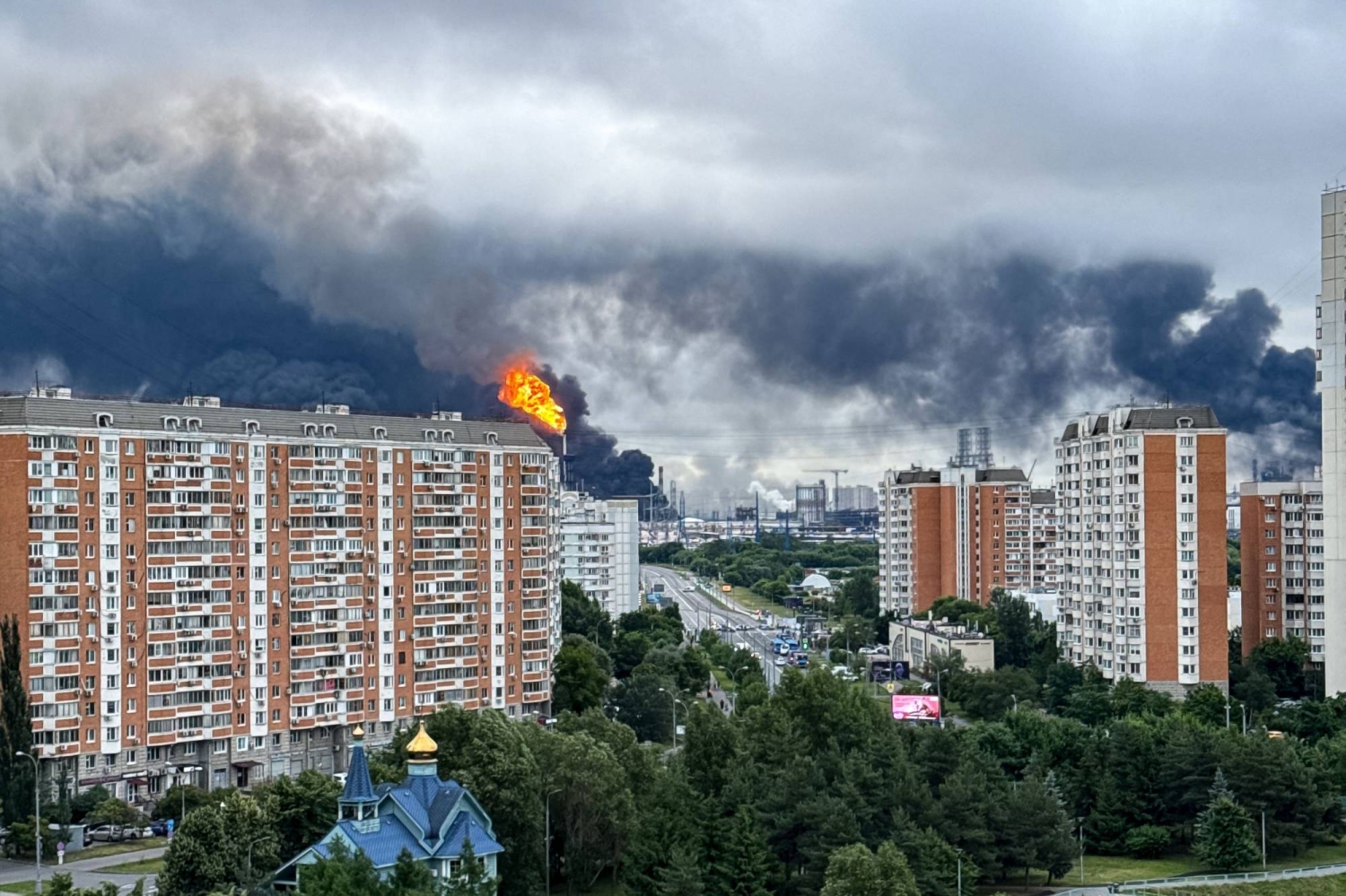 Moscow residents complain of black rain after largest Ukrainian attack hits oil refinery.