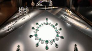 Thieves steal 600-diamond necklace from Vienna museum in broad daylight.